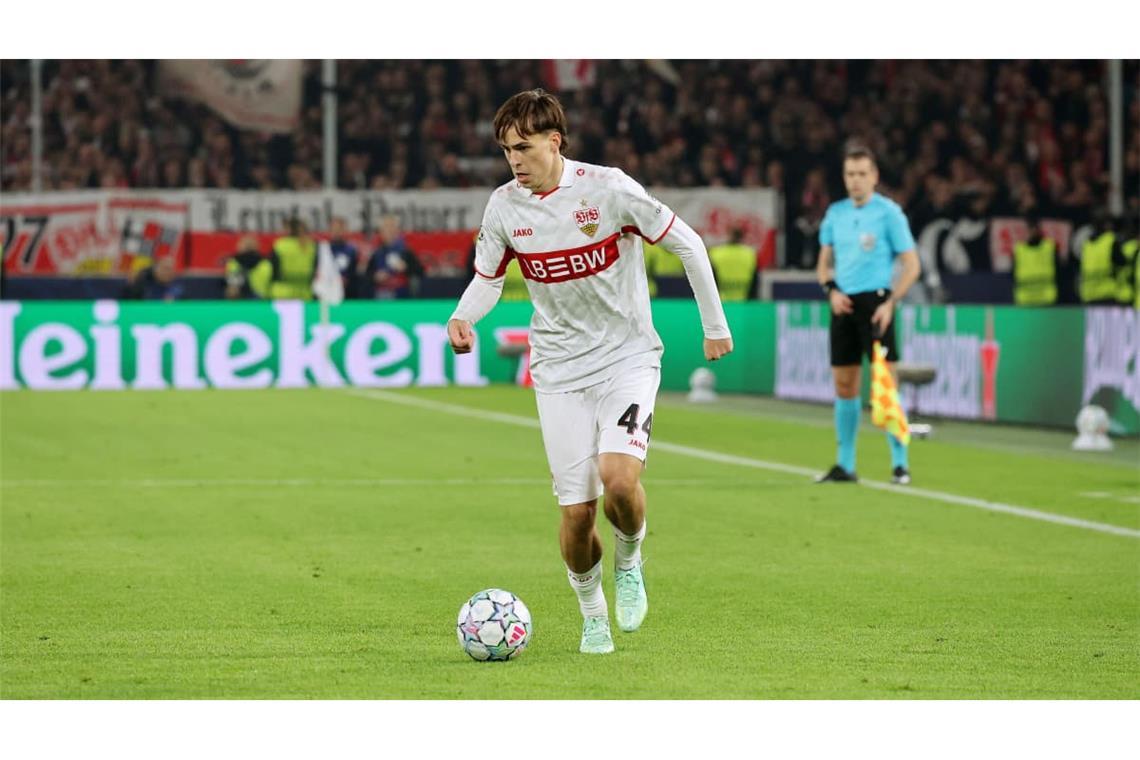 Leo Sauer (Note 5): Der Sommer-Neuzugang lief erstmals in einem Pflichtspiel von Beginn an für den VfB auf, blieb auf dem rechten Flügel aber weitestgehend blass. Sauer leistete sich zwar keine großen Fehler, initiierte aber wenig nach vorne. Nach knapp einer Stunde war Schluss für den Slowaken.