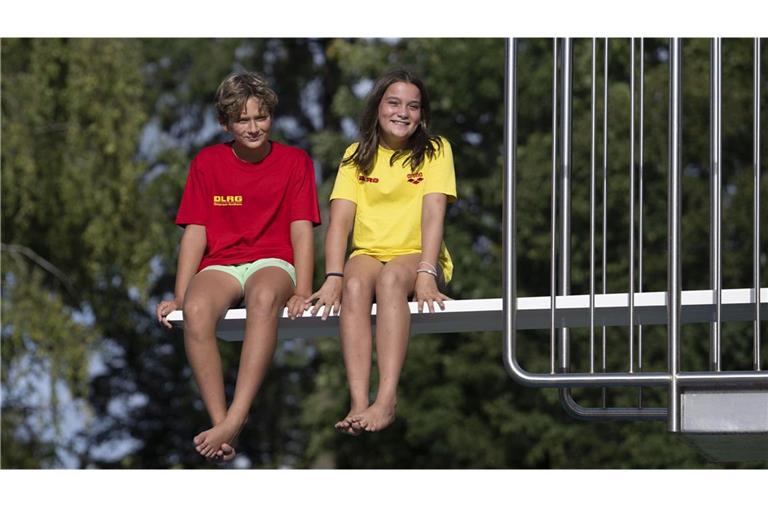 Leo und Marlene sitzen auf einem Sprungbrett im Freibad Nordheim. Als ein Vierjähriger im Freibad im baden-württembergischen Nordheim auf den Grund sinkt, sind es die beiden Schulkinder, die eingreifen.