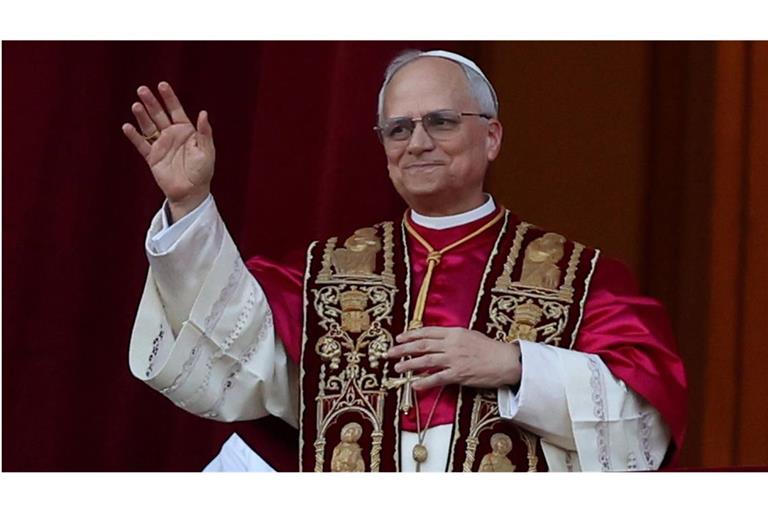 Leo XIV.: „Ich möchte, dass dieser Friedensgruß in euer Herz eingehe, eure Familien erreiche, alle Menschen, wo immer sie seien, alle Völker, die ganze Erde. Der Friede sei mit euch!“
