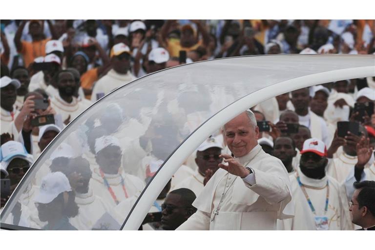 Leo XIV. ließ sich im Papamobil durch die Menschenmenge fahren.