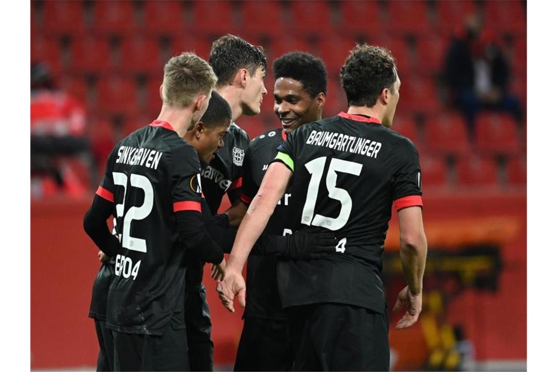 Leon Bailey (2.v.l.) bejubelt sein Tor zum 2:0 für Leverkusen mit seinen Mitspielern Daley Sinkgraven (l), Patrik Schick (M), Wendell und Julian Baumgartlinger (r). Foto: Ina Fassbender/AFP/Pool/dpa