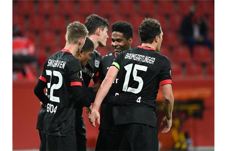 Leon Bailey (2.v.l.) bejubelt sein Tor zum 2:0 für Leverkusen mit seinen Mitspielern Daley Sinkgraven (l), Patrik Schick (M), Wendell und Julian Baumgartlinger (r). Foto: Ina Fassbender/AFP/Pool/dpa