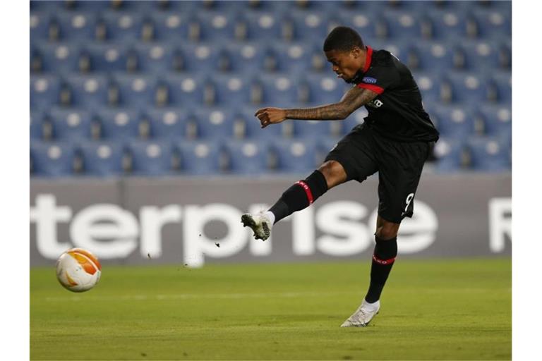 Leon Bailey von Bayer Leverkusen erzielt das erste Tor seiner Mannschaft. Foto: Ariel Schalit/AP/dpa