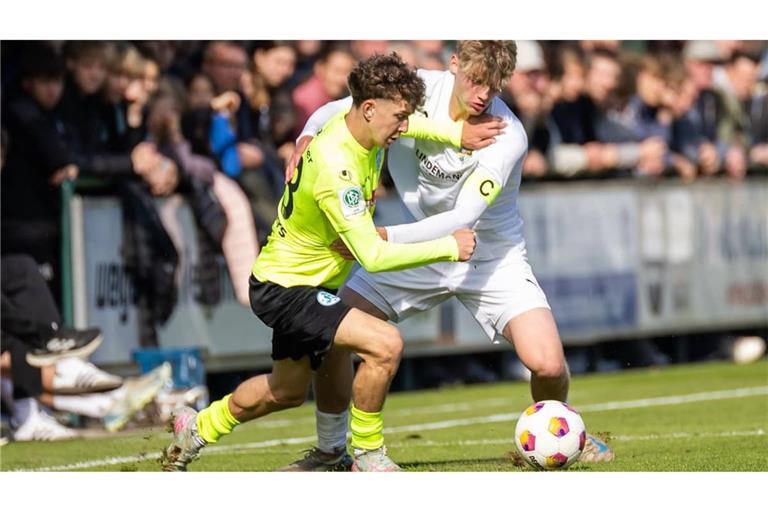 Leon Beer (li.) spielt bei der U19 der Kickers als linker Verteidiger und wird weiter ans Regionalligateam herangeführt.
