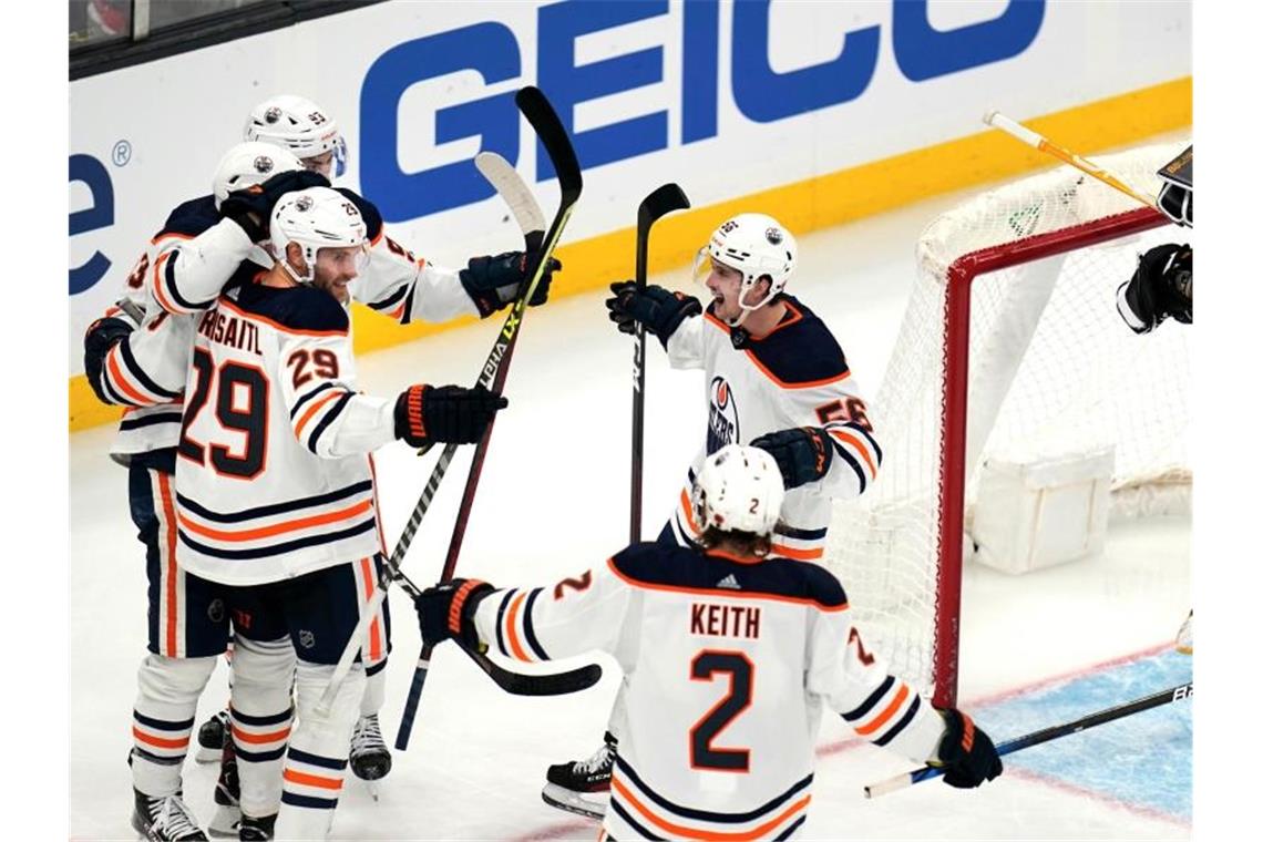 Leon Draisaitl (29) durfte sich mit den Edmonton Oilers erneut über einen Sieg freun. Foto: Charles Krupa/AP/dpa