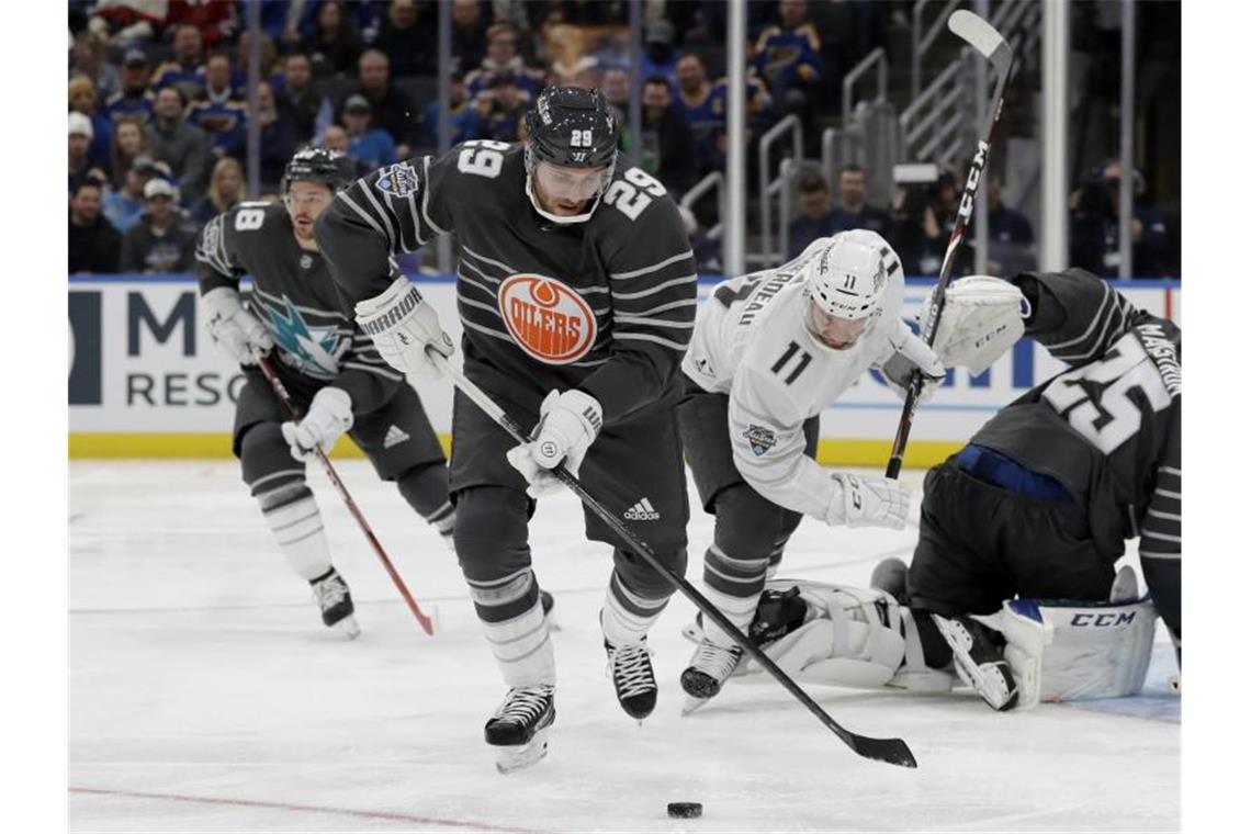 Leon Draisaitl (2.v.l) gehört zu den besten Spielern in der NHL. Foto: Jeff Roberson/AP/dpa