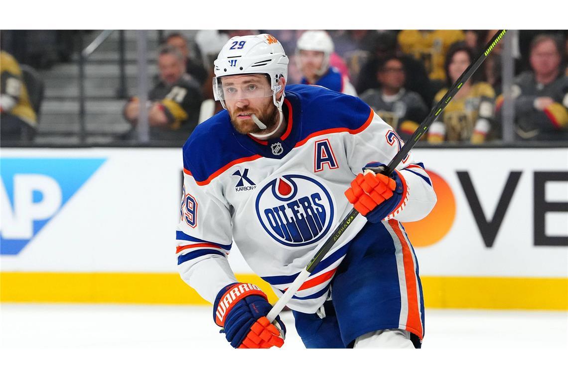 Leon Draisaitl, Eishockey Die Wertschätzung für den Eishockey-Superstar von den Edmonton Oilers ist auch in der Heimat riesig. 2020 wurde Leon Draisaitl (30) zu Deutschlands „Sportler des Jahres“ gewählt, als erst zweiter Athlet aus einer Mannschaftssportart nach Dirk Nowitzki. Nun könnte er in Mailand – wie der Basketballer 2008 in Peking – auch noch zum Fahnenträger des deutschen Olympia-Teams gekürt werden. Es wäre eine große Ehre für Leon Draisaitl, sein Ziel ist ein anderes: Er will nun auch im Nationaltrikot zeigen, dass er zu den besten Eishockeyspielern der Welt gehört. Die Oilers-Fans haben daran keinen Zweifel, und auch die Zahlen sprechen eine klare Sprache – nicht nur beim Verdienst (sein Acht-Jahres-Vertrag bis 2033 garantiert ihm 94 Millionen Euro). Vergangene Saison war er mit 52 Toren bester Schütze der NHL, als erster Deutscher übertraf er die Marke von 1000 Scorer-Punkten. „Er kann Pässe aus dem Nichts spielen“, sagt Harold Kreis, der Bundestrainer, der weiß, dass er einen Draisaitl in Topform benötigt, um gegen die NHL-Stars aus Kanada, den USA, Schweden oder Finnland eine Chance zu haben. „Den größten Druck mache ich mir selbst“, erklärt der Mann, der ein ganzes Team tragen soll, „wir wollen eine Medaille gewinnen.“