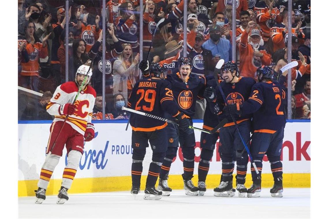 Draisaitl mit drei Vorlagen bei Oilers-Sieg Leon Draisaitl (l, 29) feierte mit den Oilers den zweiten Saisonsieg. Foto: Jason Franson/The Canadian Press/AP/dpa