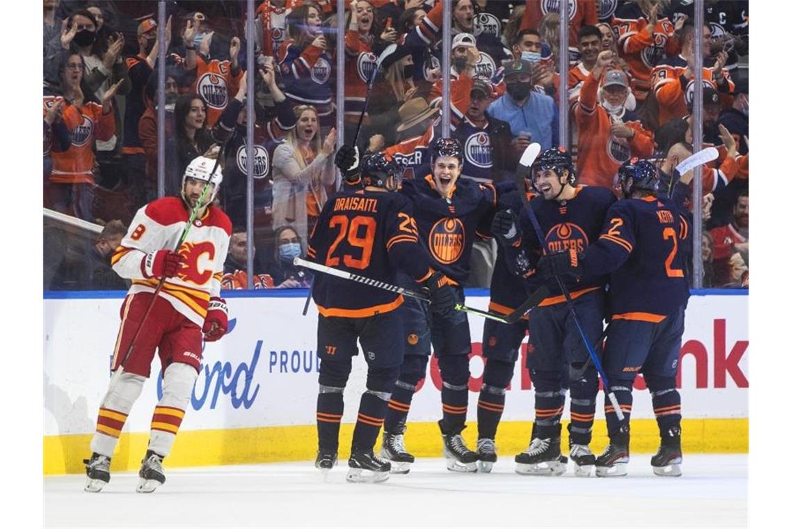 Leon Draisaitl (l, 29) feierte mit den Oilers den zweiten Saisonsieg. Foto: Jason Franson/The Canadian Press/AP/dpa