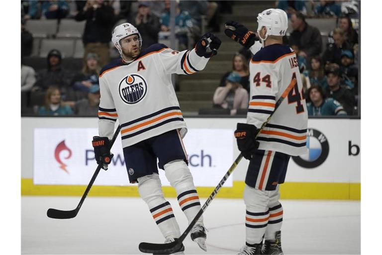 Leon Draisaitl (l) führt in der NHL die Scorerwertung an und gilt allein deshalb mit als bester Eishockey-Spieler der Welt. Foto: Ben Margot/AP/dpa