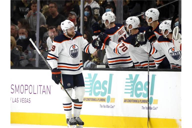 Leon Draisaitl (l) traf doppelt für die Edmonton Oilers. Foto: Steve Marcus/FR171387 AP/dpa