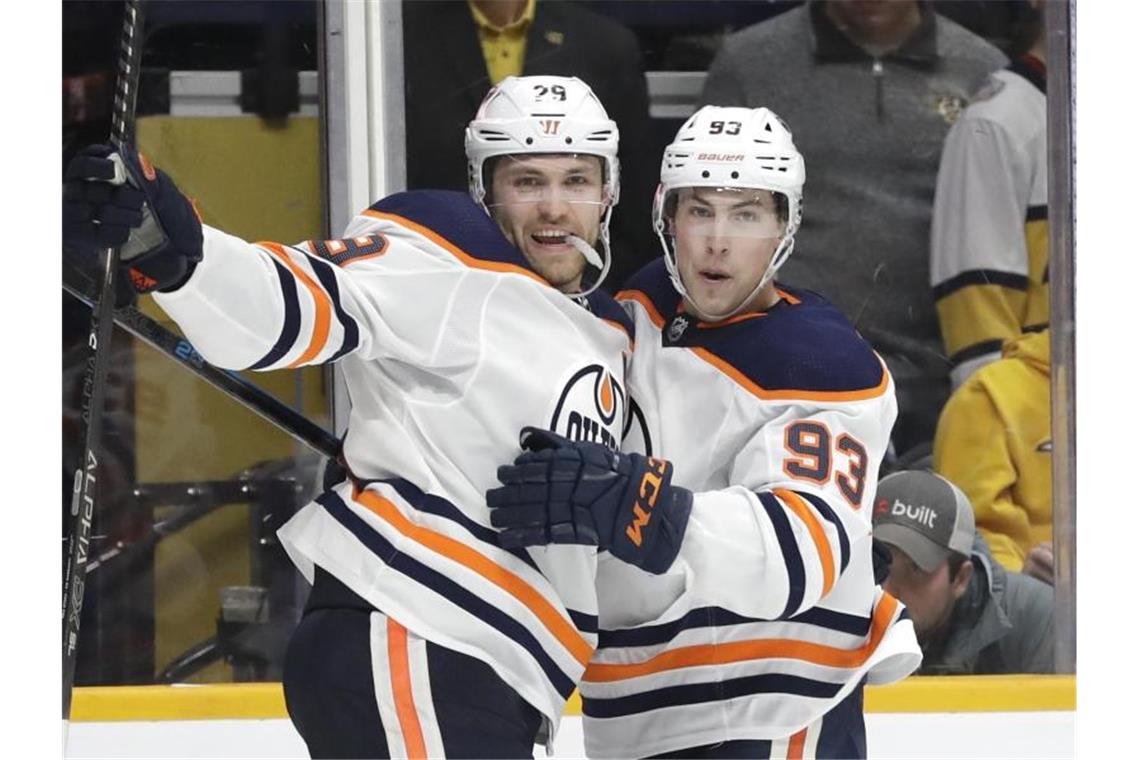 Leon Draisaitl (l) von den Edmonton Oilers jubelt im März 2020 mit seinem Teamkollegen Ryan Nugent-Hopkins über seinen Treffer. Foto: Mark Humphrey/AP/dpa