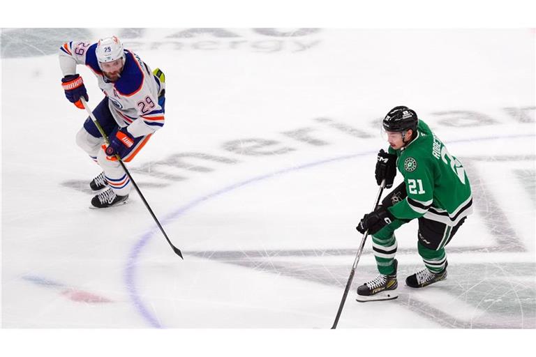 Leon Draisaitl (links) legte beim Sieg gegen die Dallas Stars seinen 13. Assist für die Edmonton Oilers in den laufenden Playoffs auf.