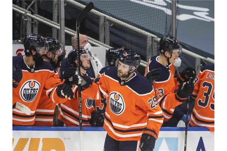 Leon Draisaitl (M) erzielte einen Hattrick für die Oilers. Foto: Jason Franson/The Canadian Press/AP/dpa
