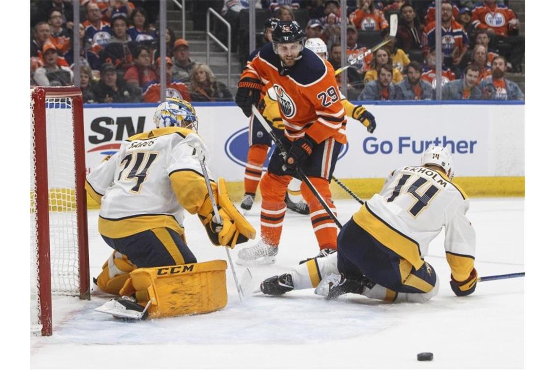 NHL: Draisaitl führt Edmonton mit Doppelpack noch zum Sieg Leon Draisaitl (M) führte die Edmonton Oilers erneut zu einem Sieg. Foto: Jason Franson/The Canadian Press/AP/dpa