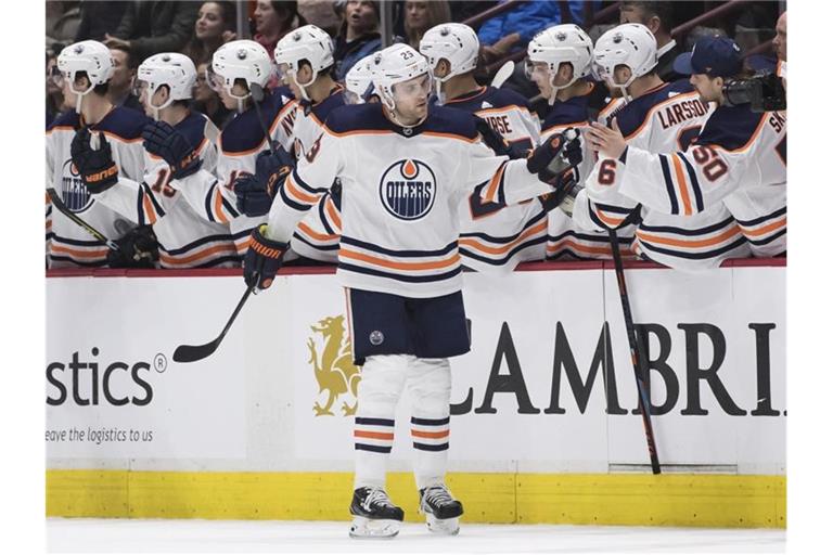 Leon Draisaitl (M.) ist weiter der dominante Spieler in der NHL. Foto: Darryl Dyck/The Canadian Press/AP/dpa