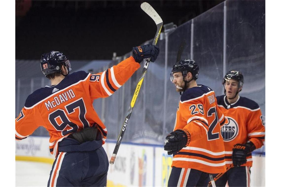 NHL: Stützle trifft, aber Oilers jubeln dank Draisaitl Leon Draisaitl (M.) traf für seine Oilers. Foto: Jason Franson/The Canadian Press/AP/dpa