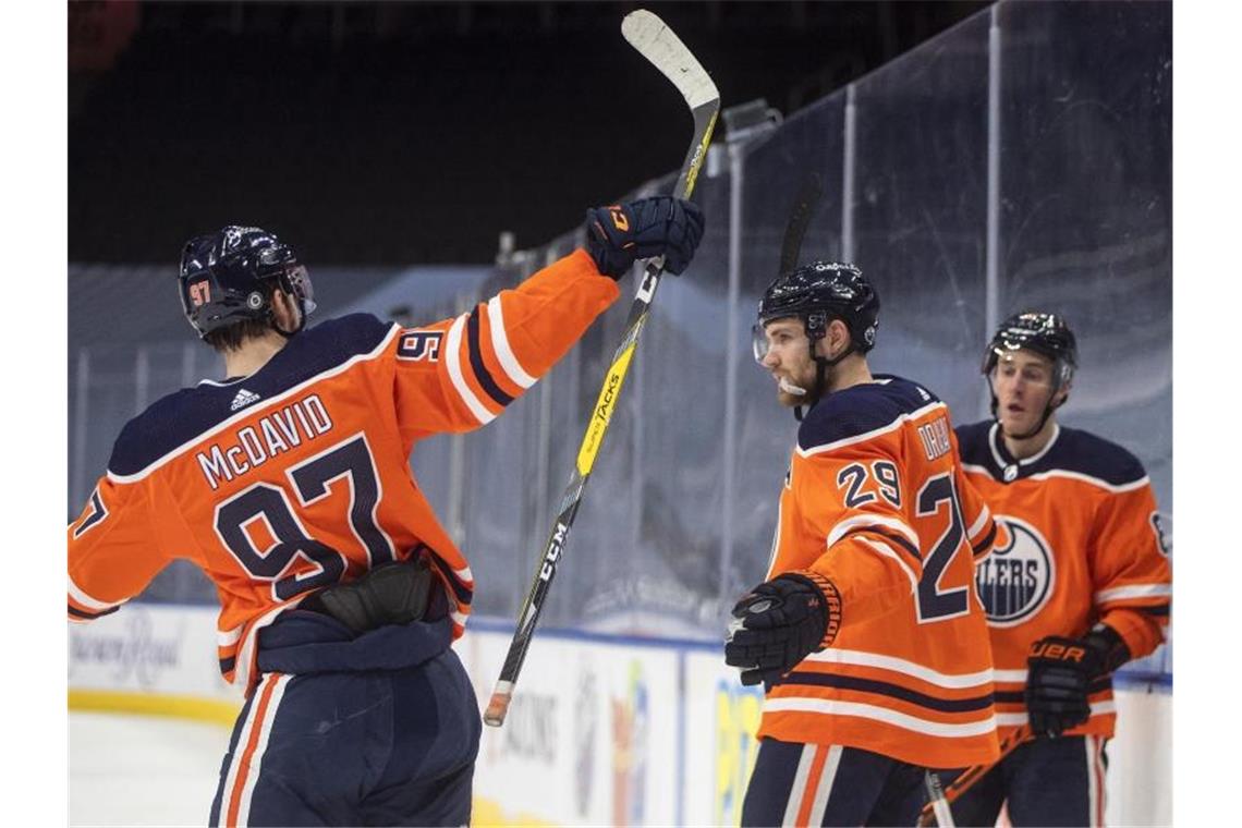 Leon Draisaitl (M.) traf für seine Oilers. Foto: Jason Franson/The Canadian Press/AP/dpa