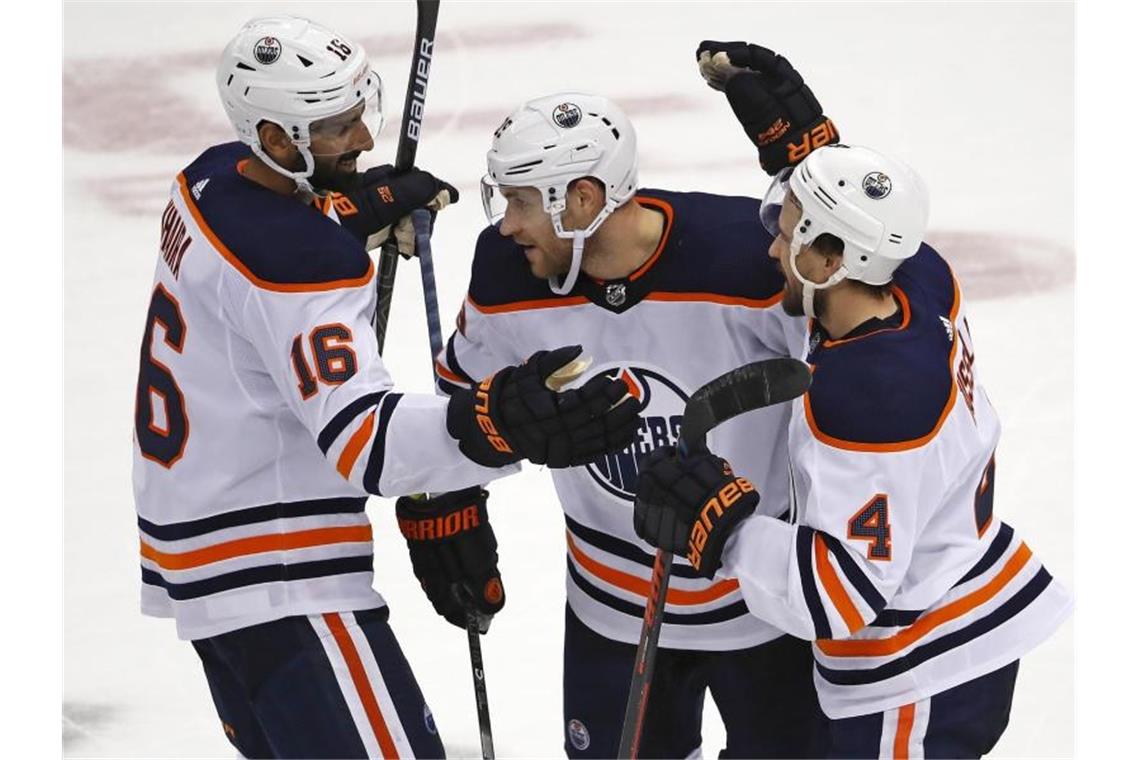 Leon Draisaitl (M.) überzeugte beim Sieg der Edmonton Oilers. Foto: Gene J. Puskar/AP/dpa