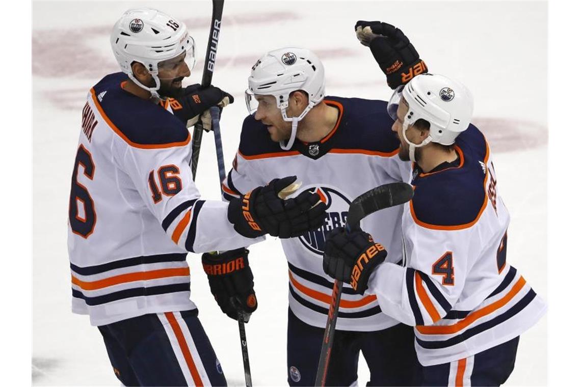 Draisaitl mit vier Assists bei Edmontons Auswärtssieg Leon Draisaitl (M.) überzeugte beim Sieg der Edmonton Oilers. Foto: Gene J. Puskar/AP/dpa