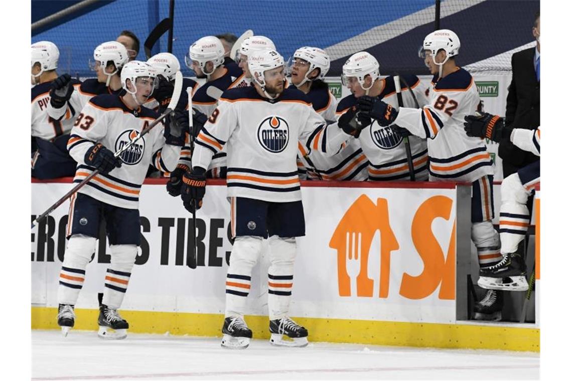 Draisaitl bester deutscher Scorer der NHL-Geschichte Leon Draisaitl (M) von den Edmonton Oilers feiert sein Tor mit den Teamkollegen. Foto: Fred Greenslade/The Canadian Press/AP/dpa