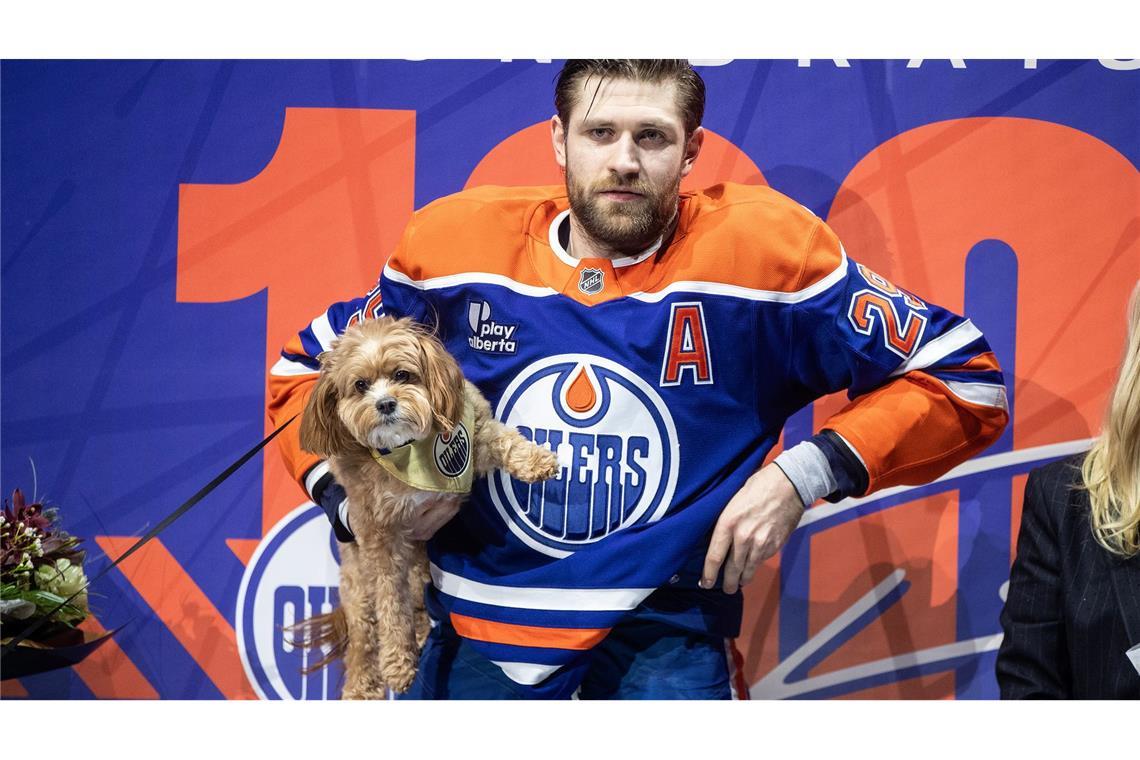 Leon Draisaitl mit seinem Hund Bowie.