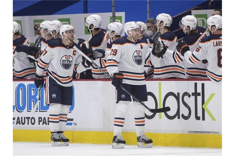 Leon Draisaitl (M.r.) traf doppelt für die Edmonton Oilers. Foto: Darryl Dyck/The Canadian Press/AP/dpa