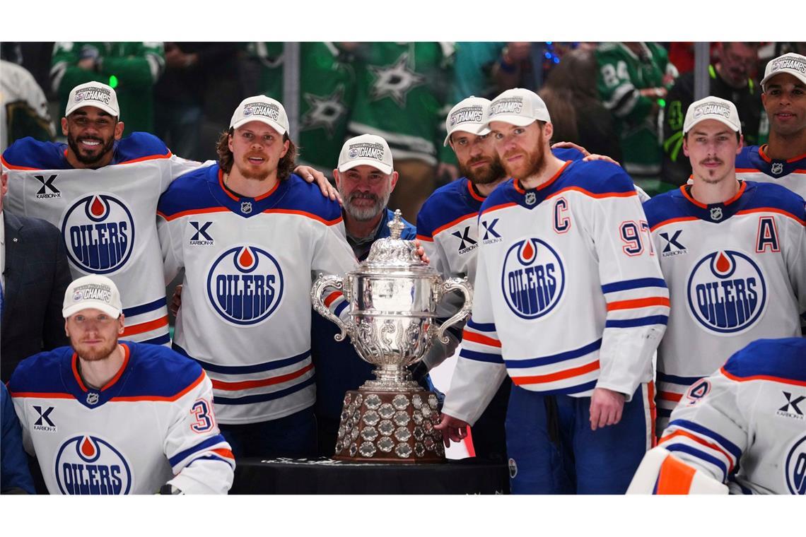 Zwei Assists von Draisaitl: Die Oilers sind zurück im Finale Leon Draisaitl posiert hinter Kapitän Connor McDavid mit dem Pokal für den Sieger der Western Conference.