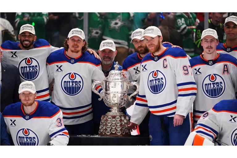 Leon Draisaitl posiert hinter Kapitän Connor McDavid mit dem Pokal für den Sieger der Western Conference.