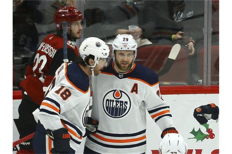 Leon Draisaitl (r) bereitete auch bei den Coyotes einen Treffer vor. Foto: Ross D. Franklin/AP/dpa