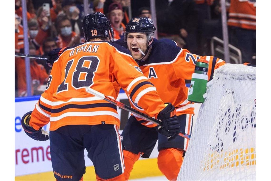 Leon Draisaitl (r) feierte mit den Oilers den zweiten Saisonsieg. Foto: Jason Franson/The Canadian Press/AP/dpa