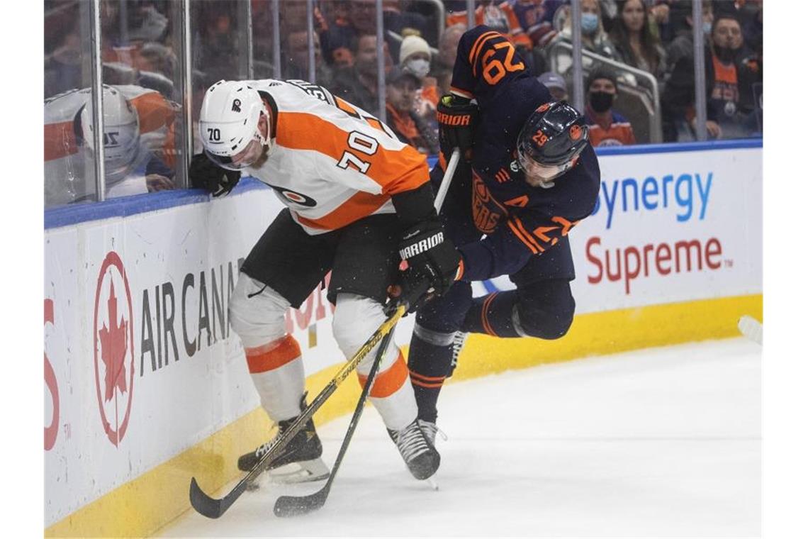 Erste Saisonniederlage für Draisaitls Oilers in der NHL Leon Draisaitl (r) im Zweikampf mit Rasmus Ristolainen von den Philadelphia Flyers. Foto: Jason Franson/The Canadian Press/AP/dpa