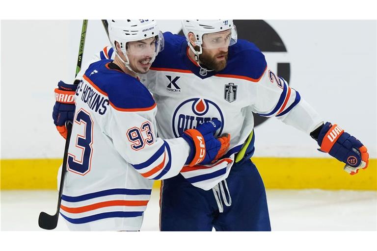 Leon Draisaitl (r) schoss die Oilers erneut zum Sieg in der Verlängerung.