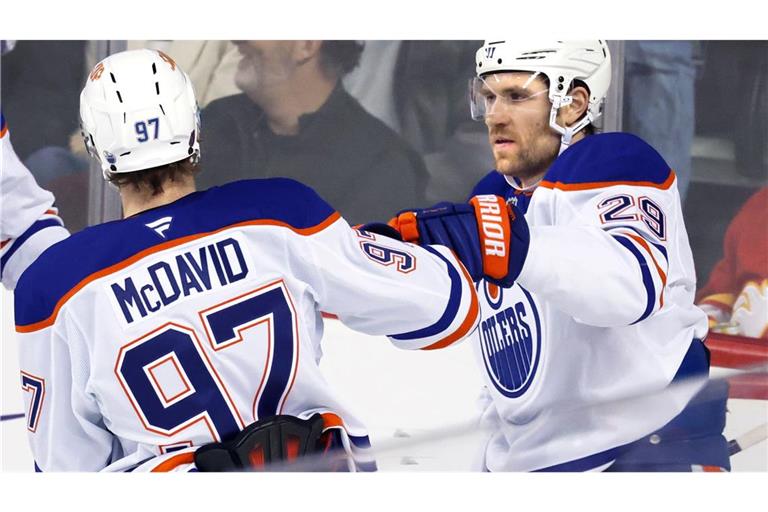 Leon Draisaitl (r.) stand am Mittwochabend noch in der NHL auf dem Eis