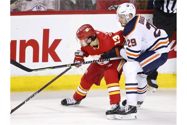 Leon Draisaitl (r) und seine Edmonton Oilers kassierten bei den Calgary Flames eine Niederlage. Foto: Larry Macdougal/The Canadian Press via AP/dpa