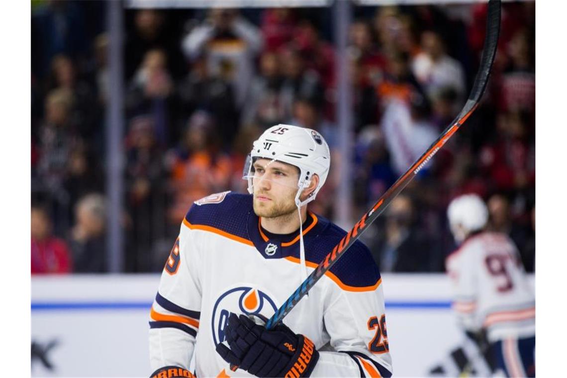 Leon Draisaitl stürmt für die Edmonton Oilers. Foto: Rolf Vennenbernd/dpa