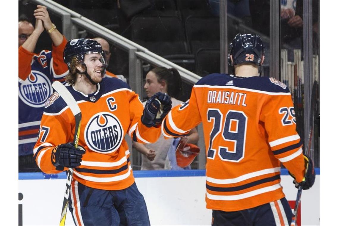 Leon Draisaitl und Connor McDavid feiern einen Treffer der Edmonton Oilers. Foto: Jason Franson/The Canadian Press/dpa