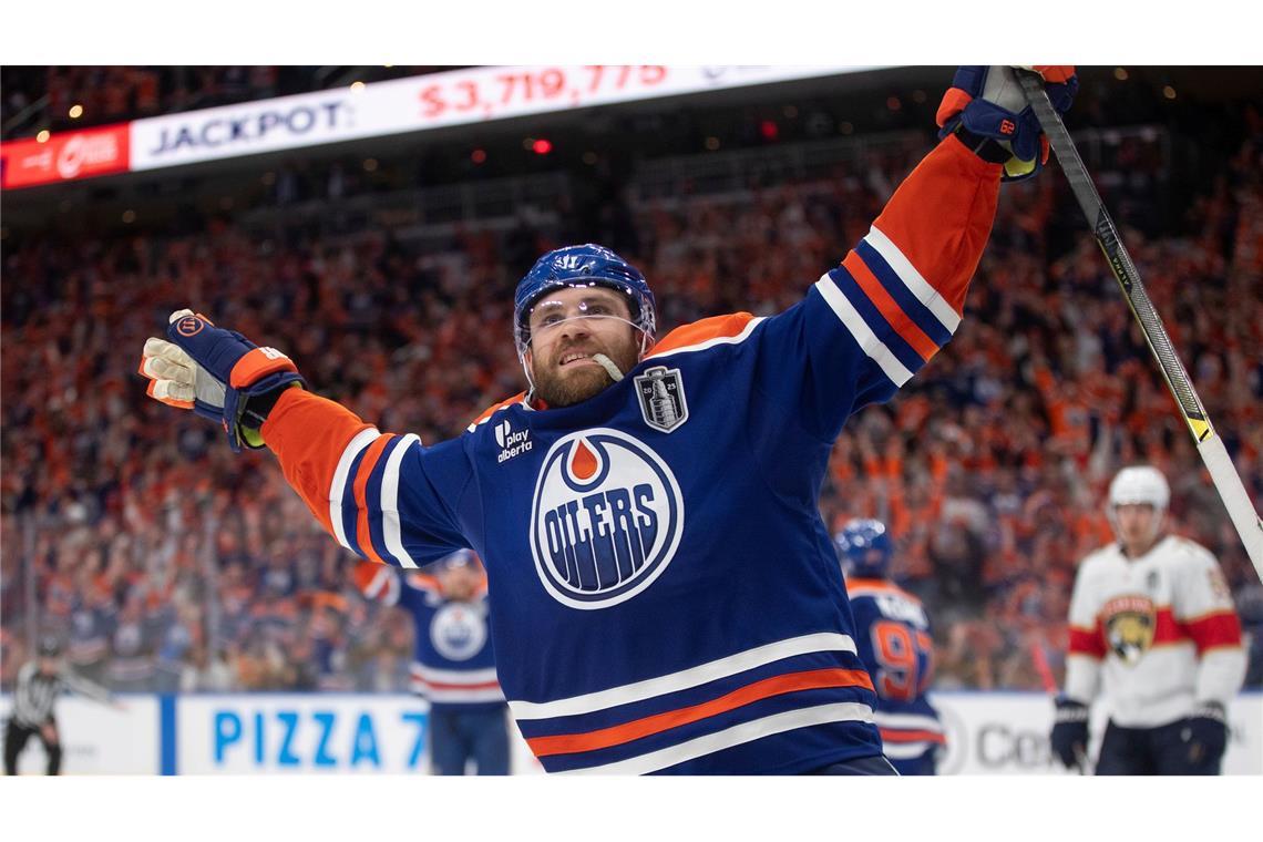 Bilder des Tages Leon Draisaitl von den Edmonton Oilers feiert seinen Siegtreffer.