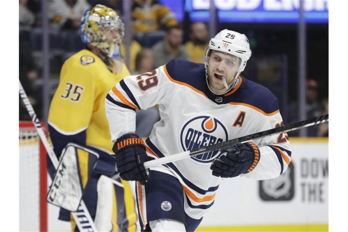 Leon Draisaitl wird ins Rennen für die King Clancy Memorial Trophy geschickt. Foto: Mark Humphrey/AP/dpa