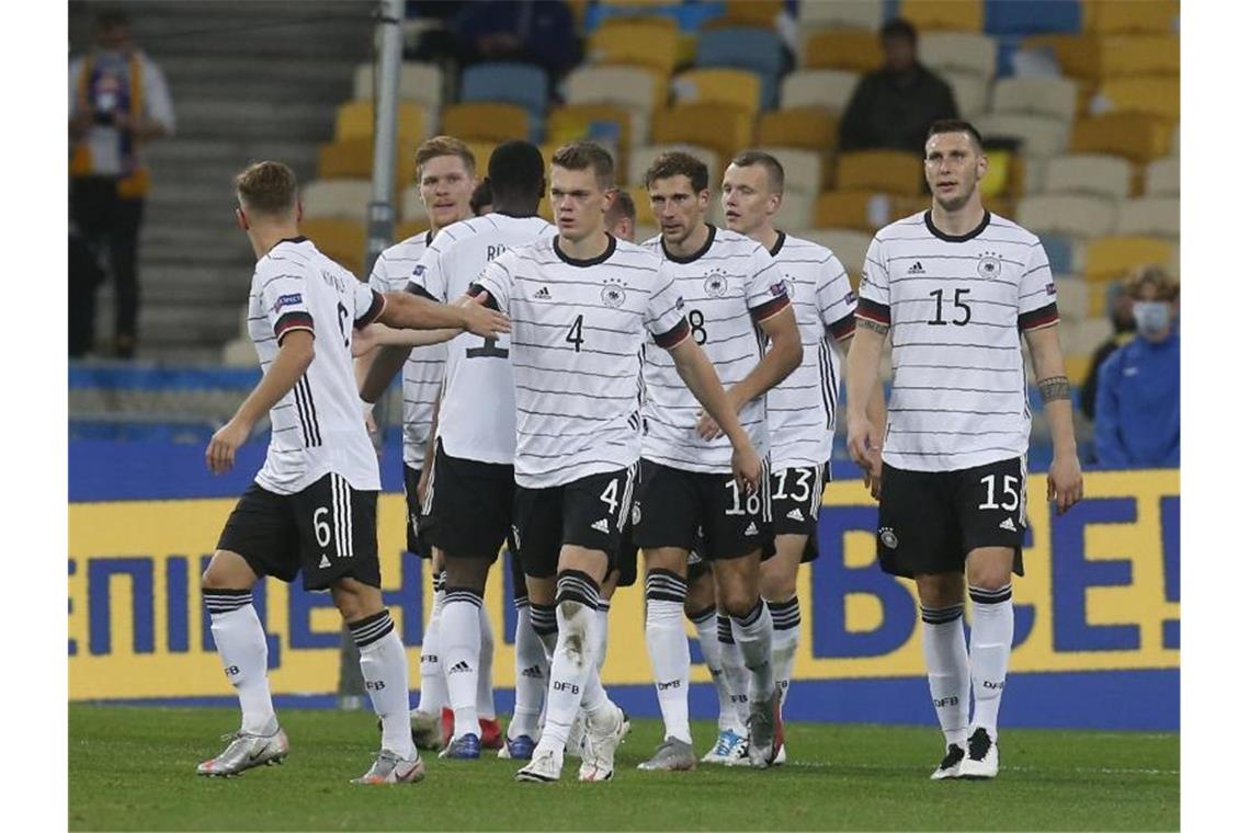 Endlich wieder ein Sieg: Löws A-Team gewinnt in Kiew Leon Goretzka (3.v.r) feiert mit den DFB-Teamkameraden sein Tor zum 0:2. Foto: Efrem Lukatsky/AP/dpa