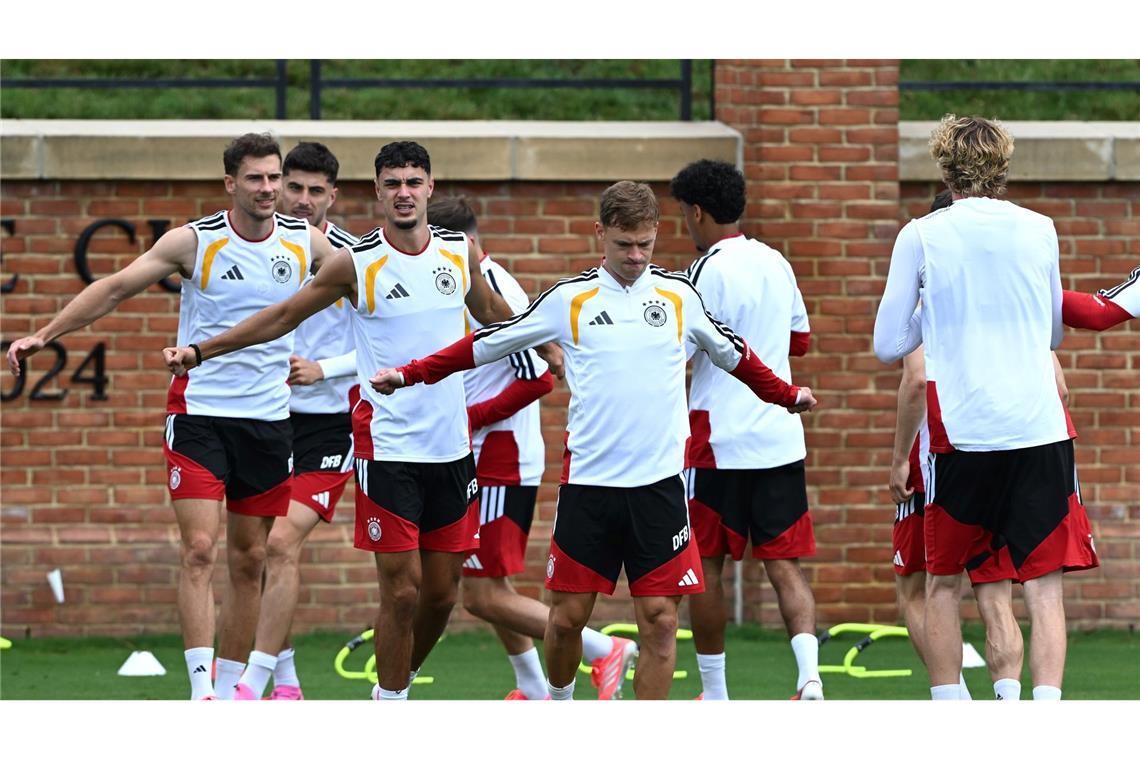 Leon Goretzka, Aleksandar Pavlovic und Joshua Kimmich beim Abschlusstraining vor dem WM-Gruppenspiel gegen die Elfenbeinküste.