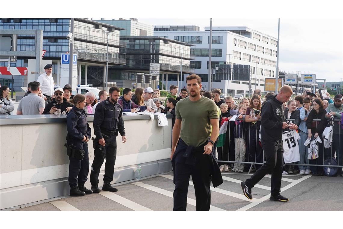 DFB-Elf trifft am Hotel in Stuttgart ein – Empfang mit Jubel Leon Goretzka in Stuttgart – im Hintergrund Fans