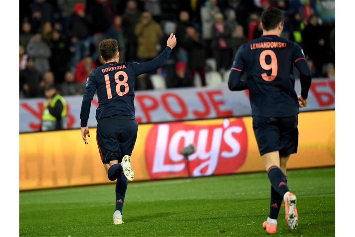 Bayern mit großer Lewandowski-Show zum Gruppensieg Leon Goretzka (l) brachte die Bayern früh per Kopf in Führung. Foto: Sven Hoppe/dpa