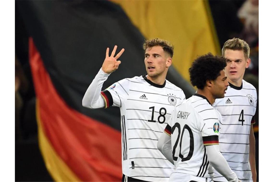 Löw-Team bucht EM-Ticket - „Sehr zufrieden“ Leon Goretzka (l) jubelt über seinen Treffer zum 2:0 mit seinen Teamkollegen. Foto: Federico Gambarini/dpa