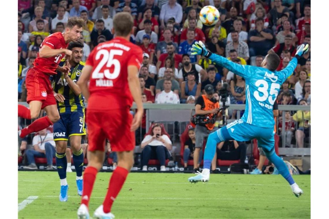 FC Bayern mit Torfestival beim Heimtest gegen Istanbul Leon Goretzka (l) köpft auf das Istanbuler Tor. Foto: Sven Hoppe