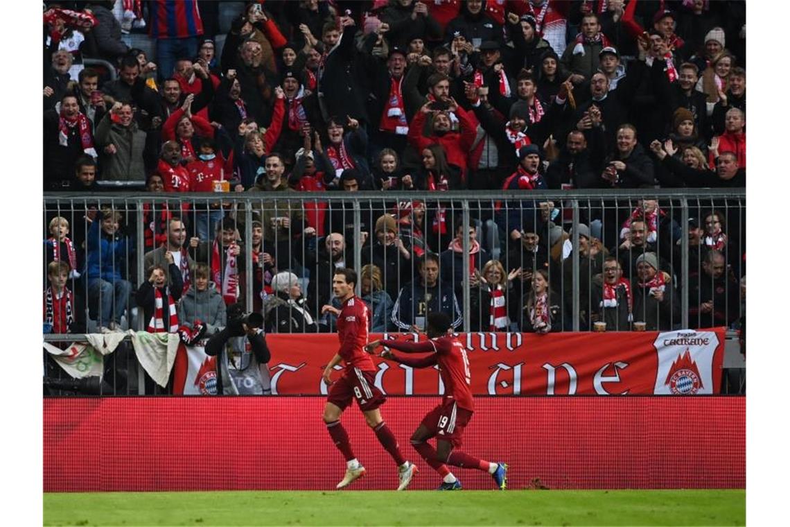 Bayern bleiben oben - Bielefeld feiert ersten Sieg Leon Goretzka (l) und Alphonso Davies bejubeln das 1:0 der Bayern gegen Freiburg. Foto: Sven Hoppe/dpa