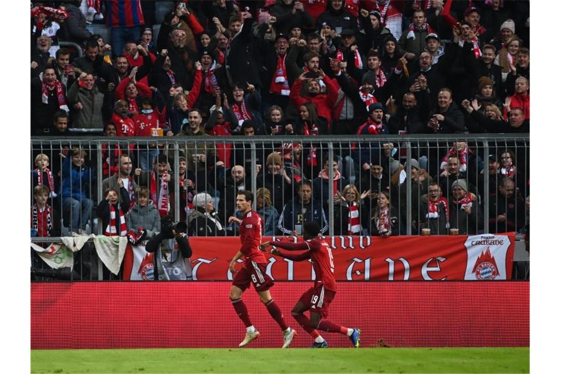 Leon Goretzka (l) und Alphonso Davies bejubeln das 1:0 der Bayern gegen Freiburg. Foto: Sven Hoppe/dpa