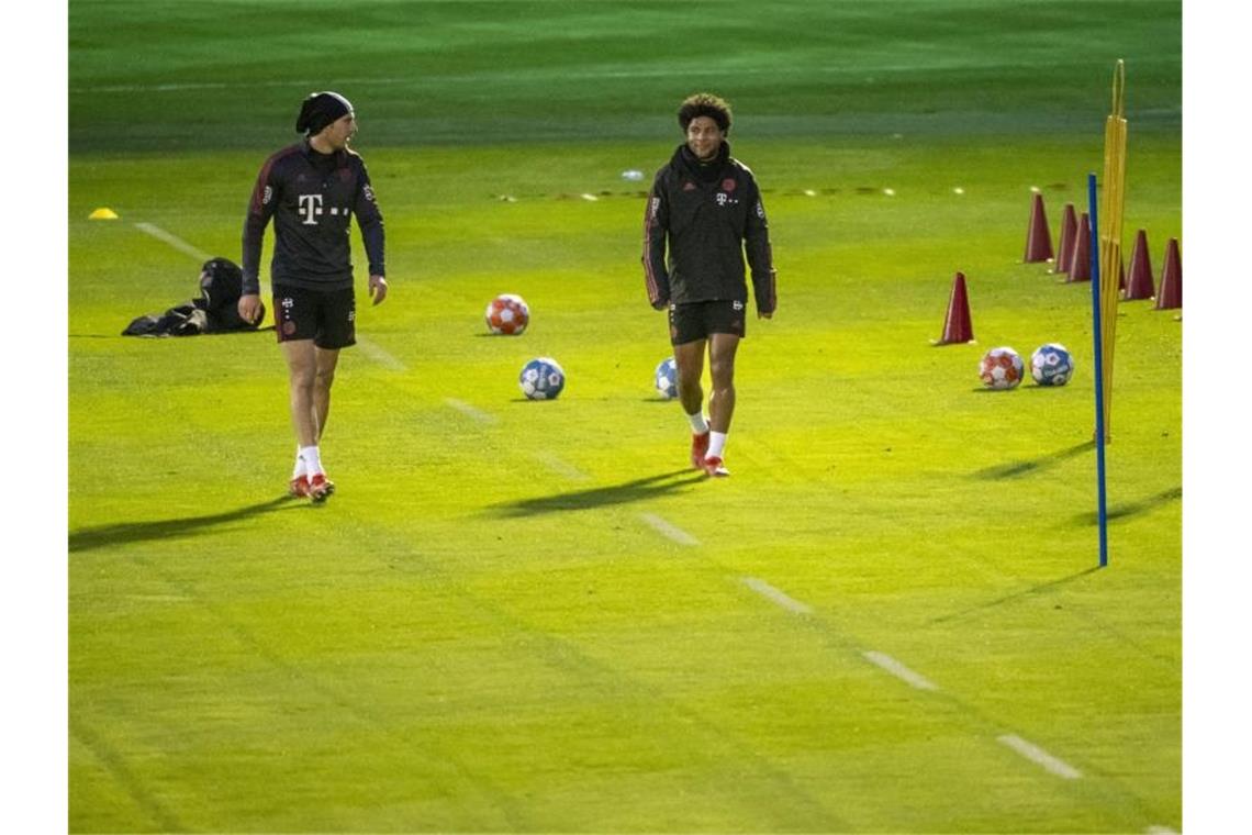 Bayerns Rumpfkader bereitet sich weiter auf Rückrunde vor Leon Goretzka (l) und Serge Gnabry trainieren zum Trainingsstart des FC Bayern im neuen Jahr. Foto: Peter Kneffel/dpa
