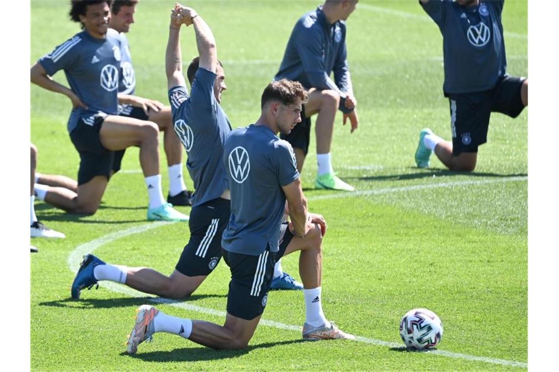 Leon Goretzka (M.) war wieder beim DFB-Training dabei. Foto: Federico Gambarini/dpa