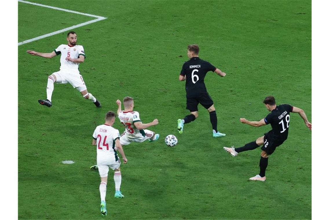 „Nervenkrimi“: Goretzka rettet DFB-Elf ins EM-Achtelfinale Leon Goretzka (r) erzielt das Tor zum 2:2. Foto: Christian Charisius/dpa